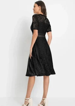 Spitzenkleid mit Häkeleinsatz