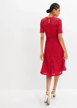 Spitzenkleid mit Häkeleinsatz