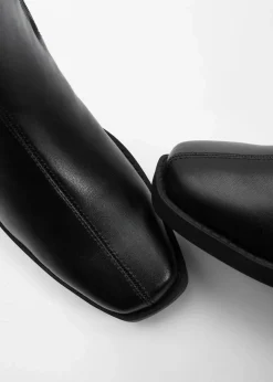 Stiefel mit hohem Schaft