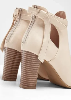 Stiefeletten mit Cut-Outs