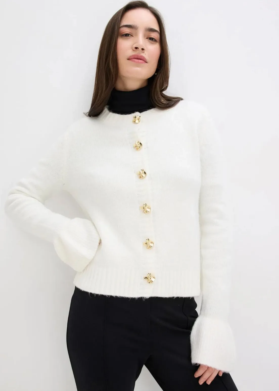 Strickjacke mit dekorativen Knöpfen