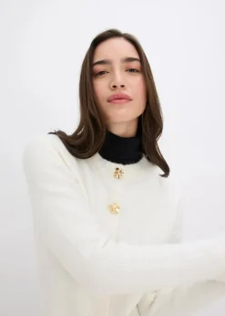 Strickjacke mit dekorativen Knöpfen