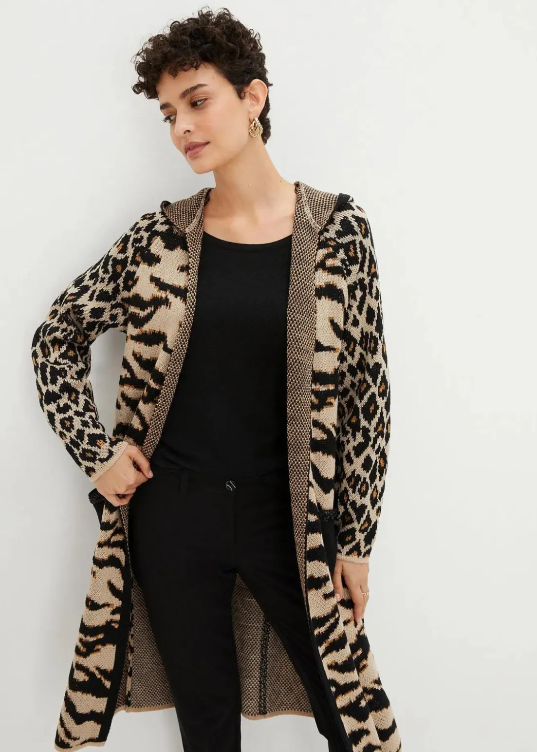 Strickmantel mit Pailletten und Kapuze