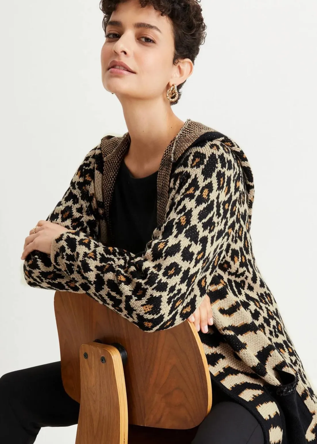 Strickmantel mit Pailletten und Kapuze