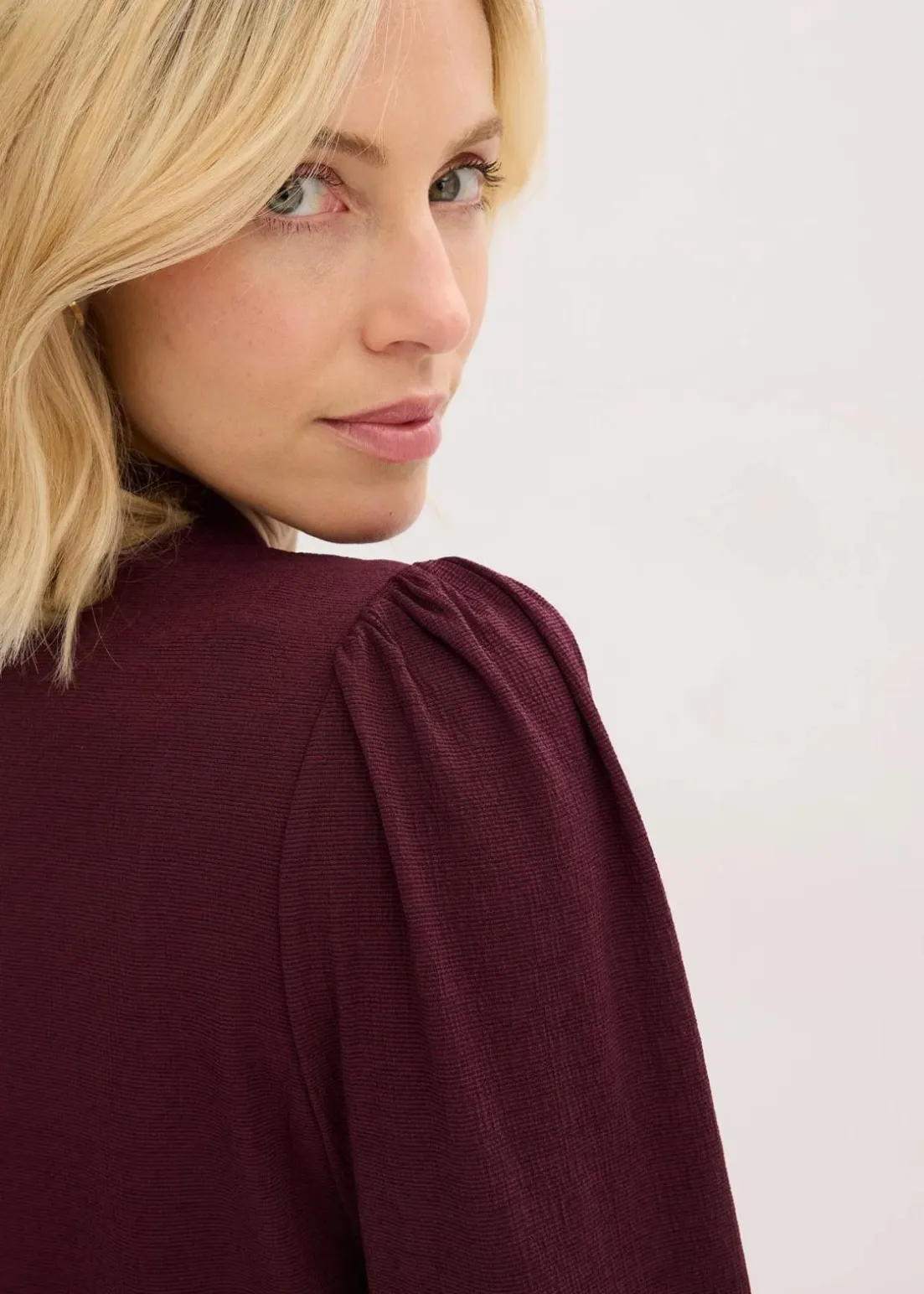 Struktur-Shirt mit abnehmbarer Schluppe