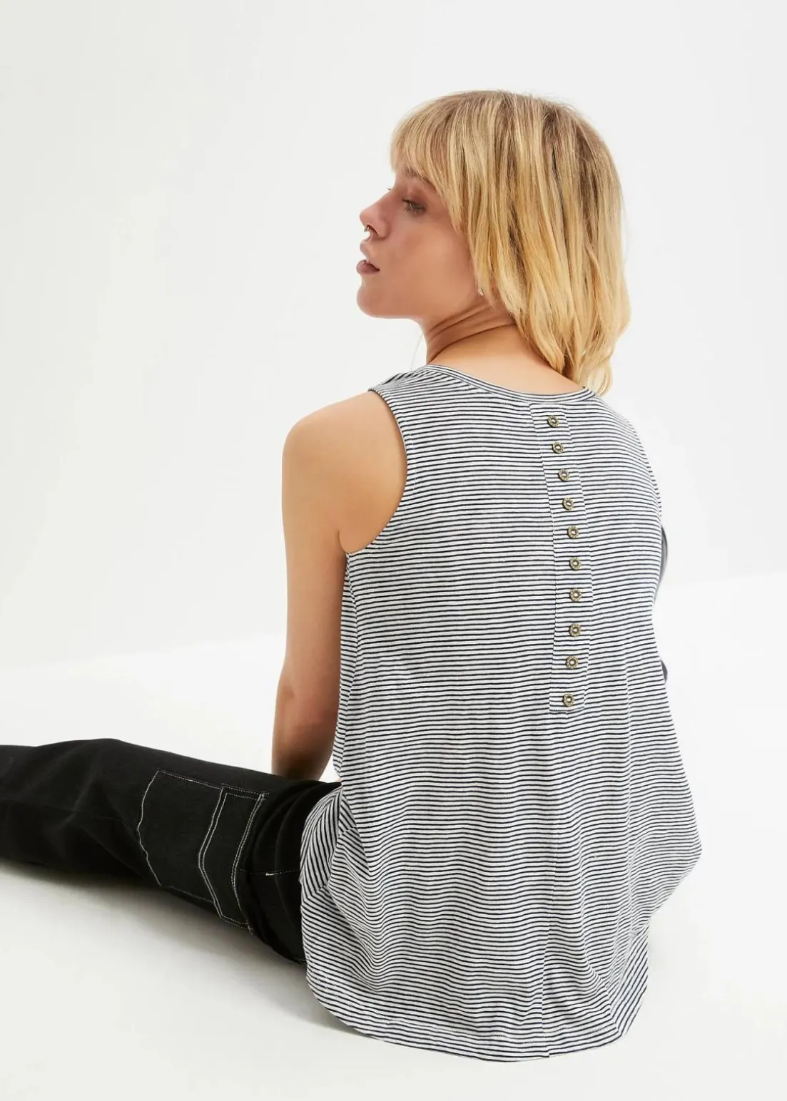 Top mit Knopfleiste am Rücken