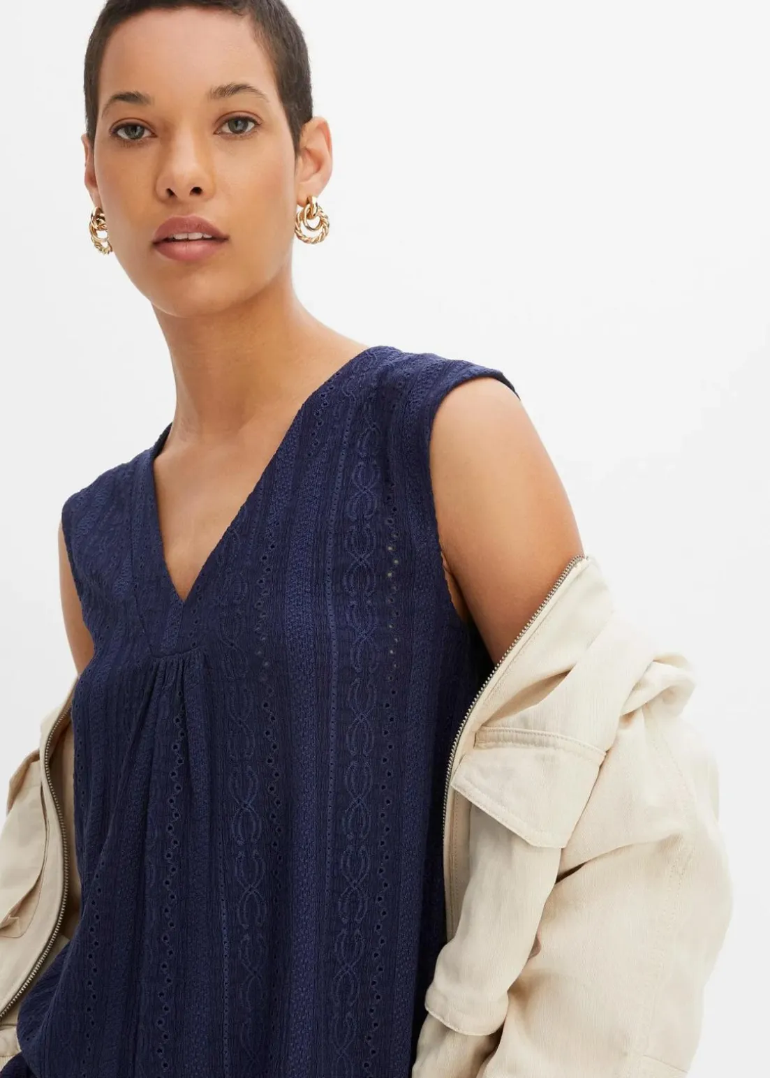 Top mit Lochstickerei