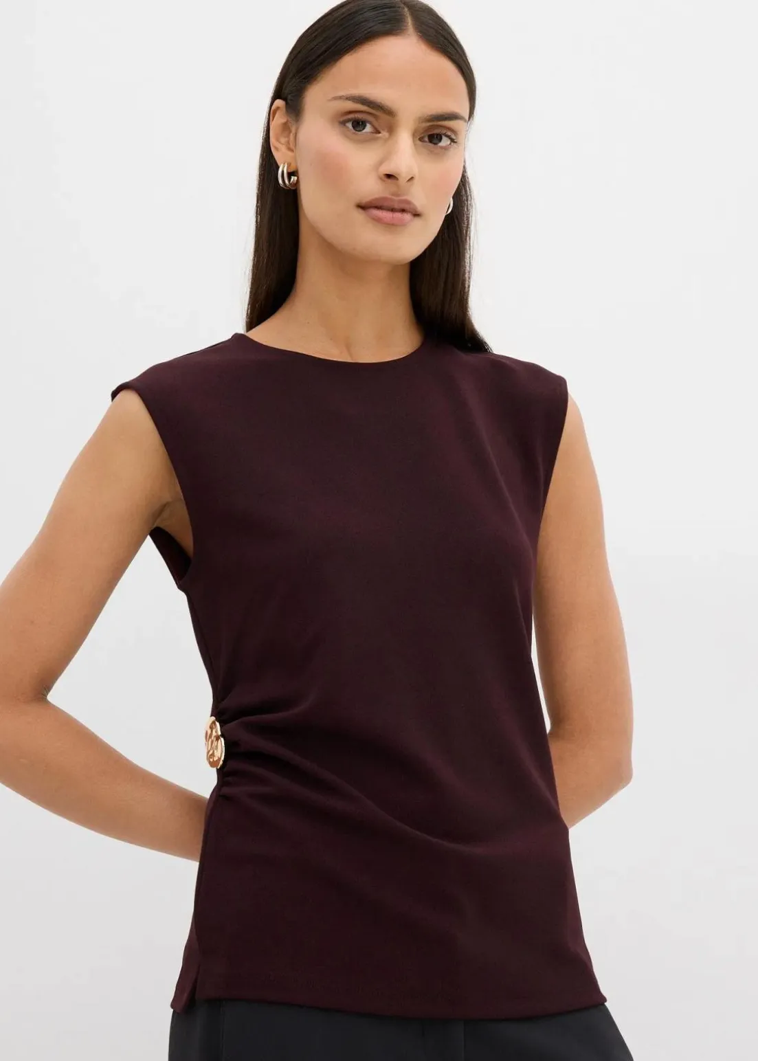 Top mit Zierschnalle aus Crepe