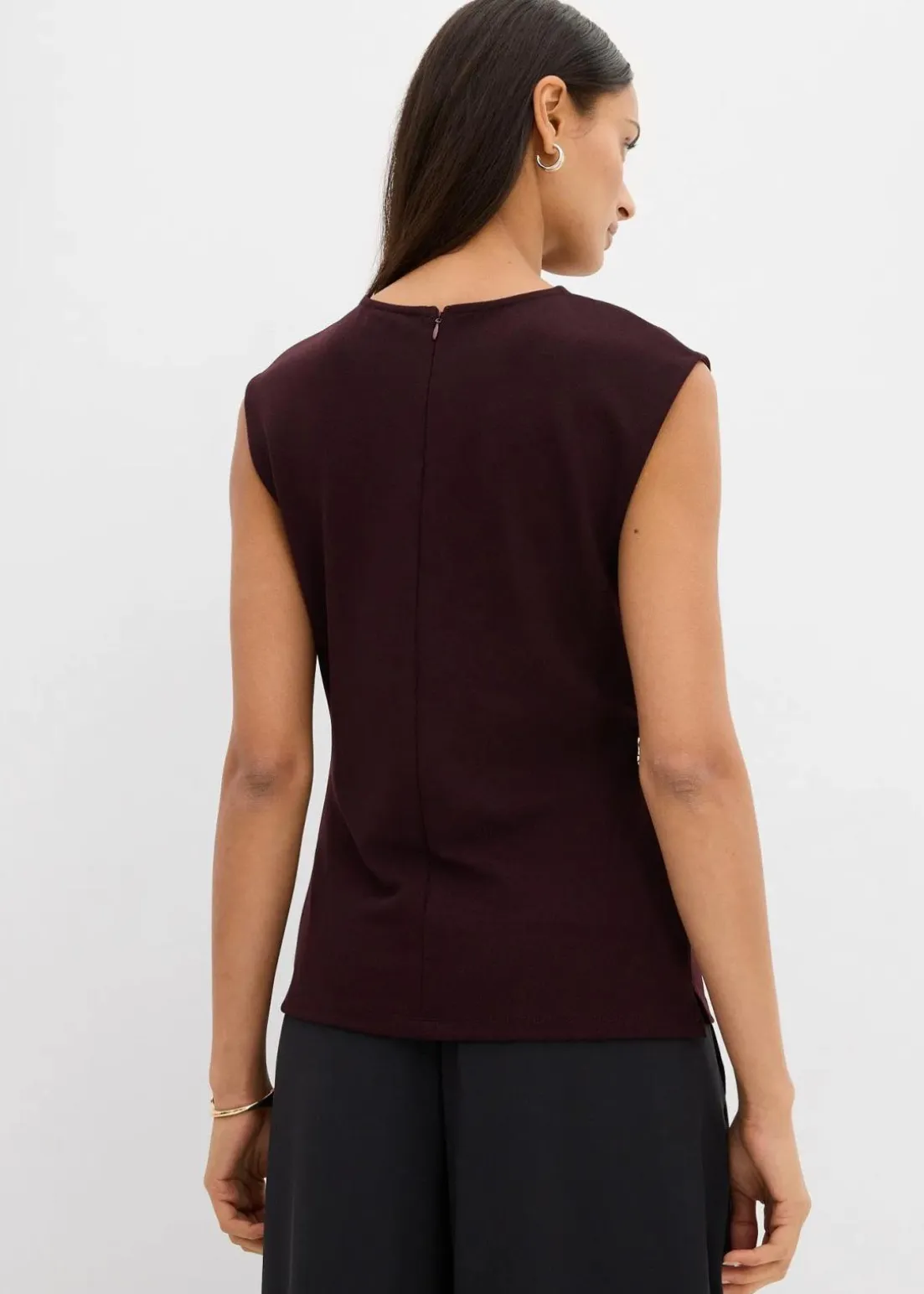 Top mit Zierschnalle aus Crepe