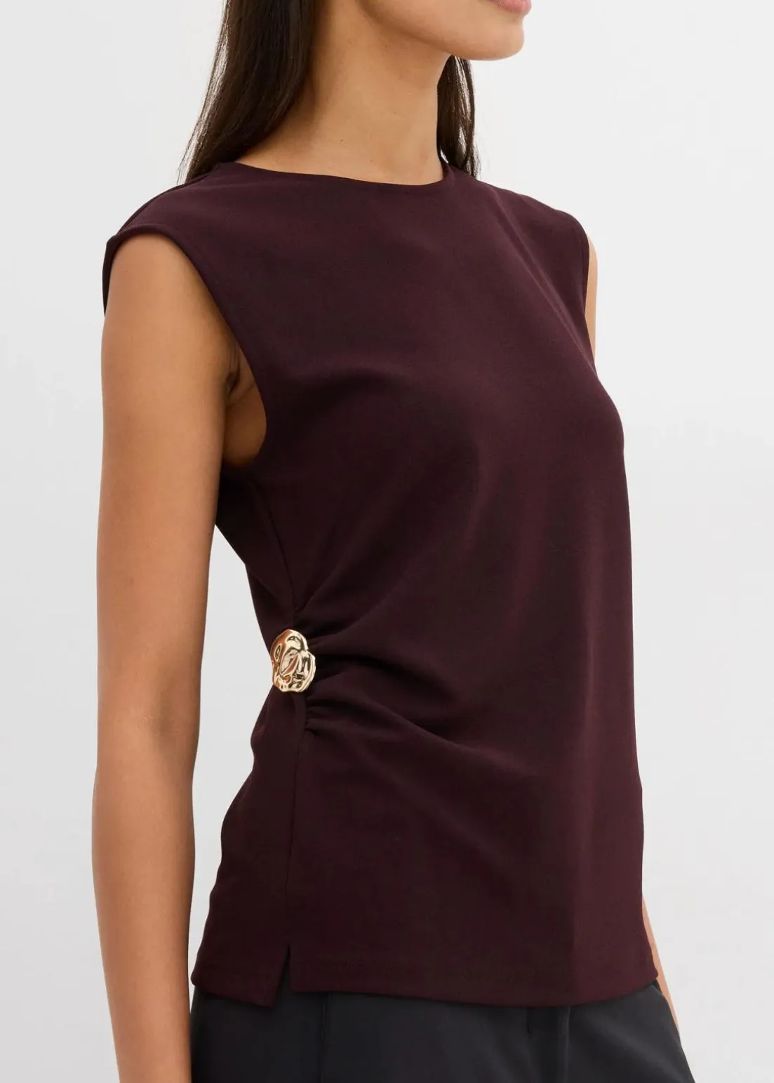 Top mit Zierschnalle aus Crepe