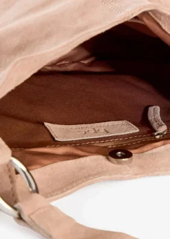 Veloursledertasche mit dekorativem Zusatzriemen
