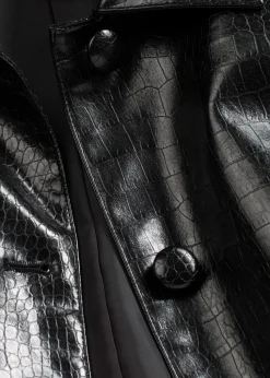 Verkürzte Lederimitat-Jacke mit glossy Krokoprägung